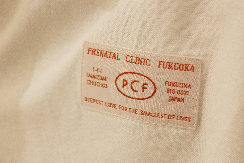 制服に縫い付けられたクリニックのロゴワッペン
